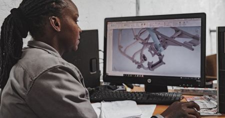 Au Kenya, des femmes transforment les voitures à essence en véhicules électriques